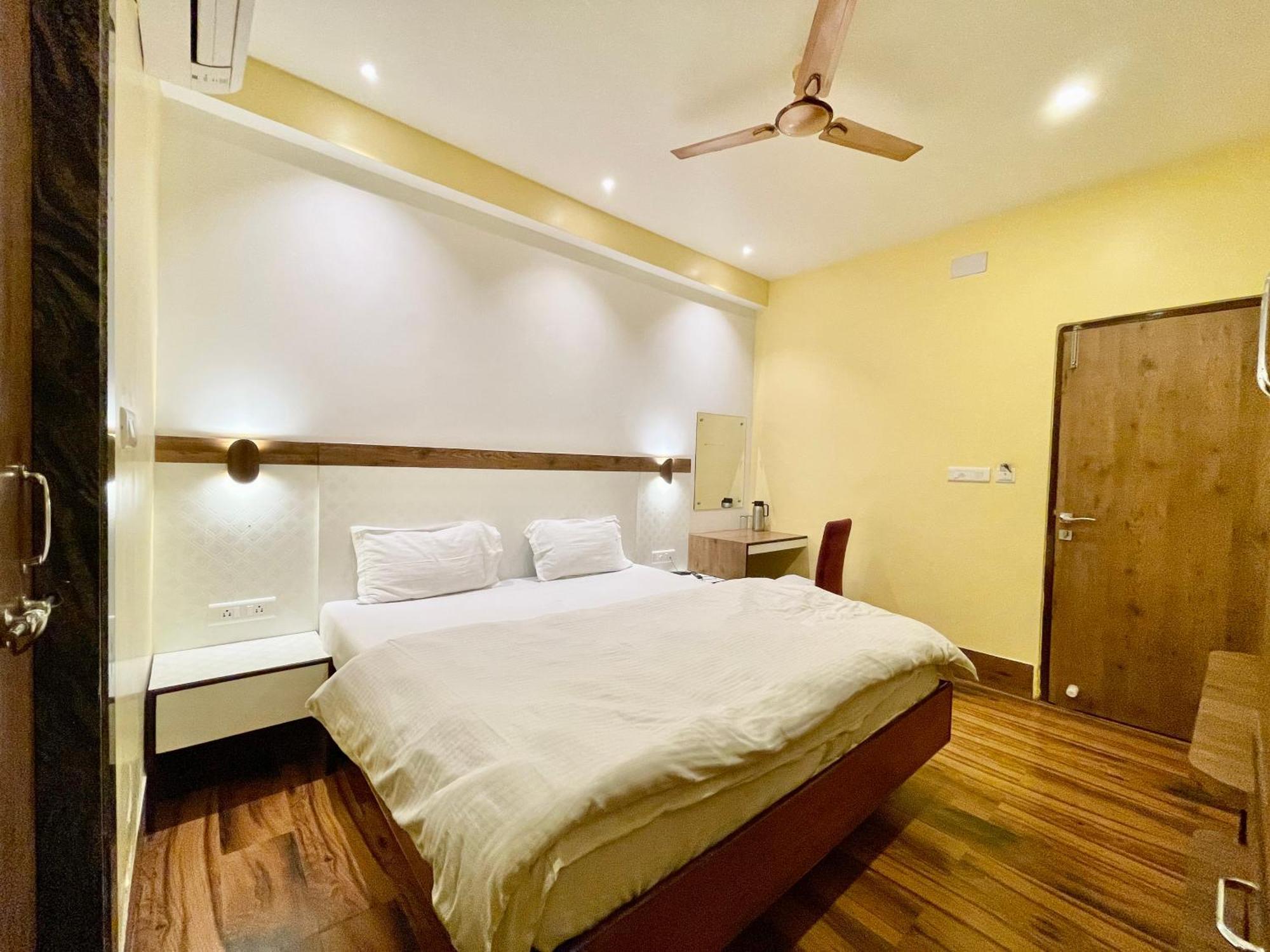 Hotel Shivam ! Varanasi होटल शिवम హోటల్ శివం ஹோட்டல் சிவம் Foreigner'S Choice ! Fully Air-Conditioned Hotel With Lift & Parking Availability, Near Kashi Vishwanath Temple, And Ganga Ghat, Best Hotel In Varanasi 2 エクステリア 写真