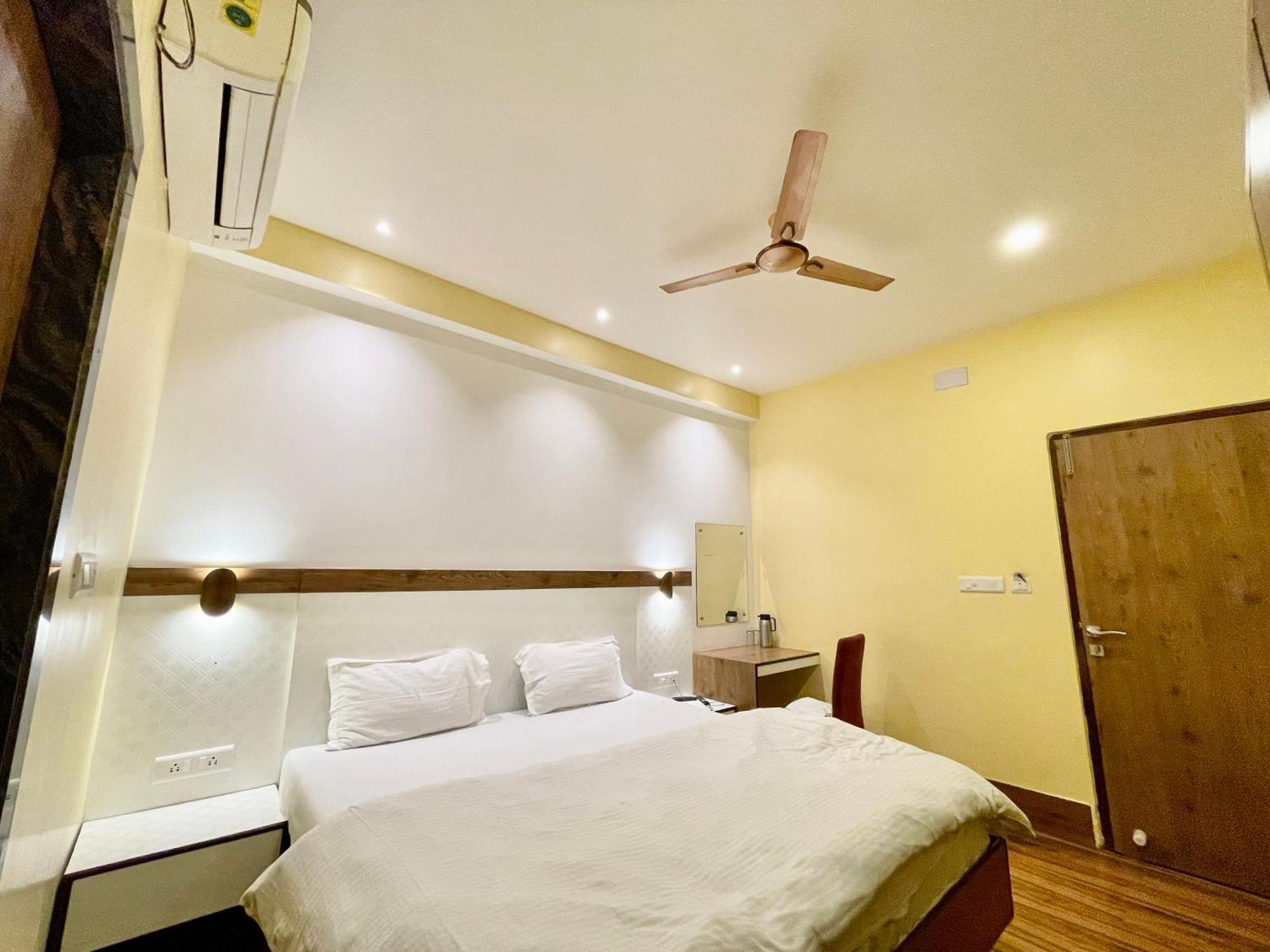Hotel Shivam ! Varanasi होटल शिवम హోటల్ శివం ஹோட்டல் சிவம் Foreigner'S Choice ! Fully Air-Conditioned Hotel With Lift & Parking Availability, Near Kashi Vishwanath Temple, And Ganga Ghat, Best Hotel In Varanasi 2 エクステリア 写真