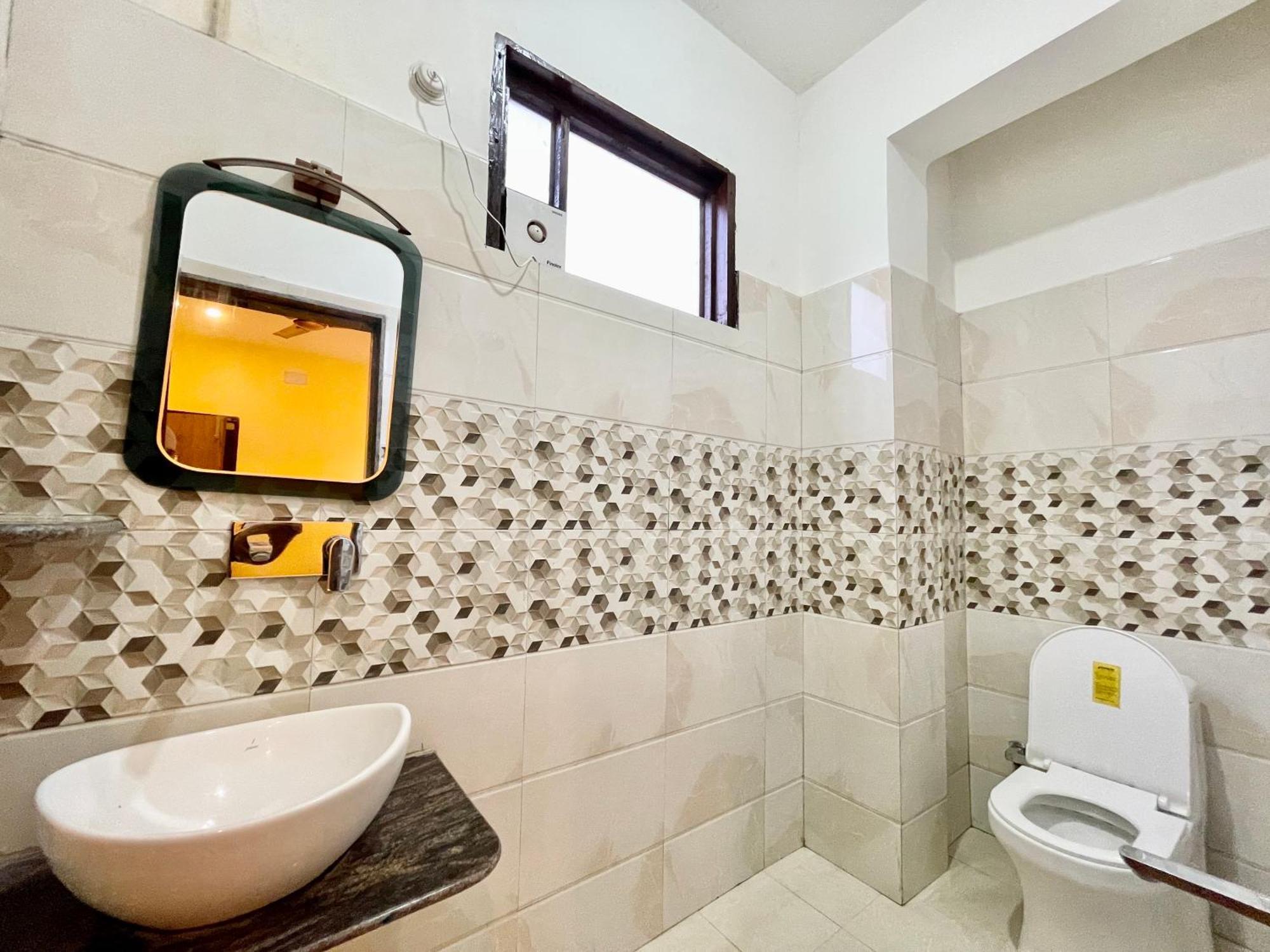 Hotel Shivam ! Varanasi होटल शिवम హోటల్ శివం ஹோட்டல் சிவம் Foreigner'S Choice ! Fully Air-Conditioned Hotel With Lift & Parking Availability, Near Kashi Vishwanath Temple, And Ganga Ghat, Best Hotel In Varanasi 2 エクステリア 写真