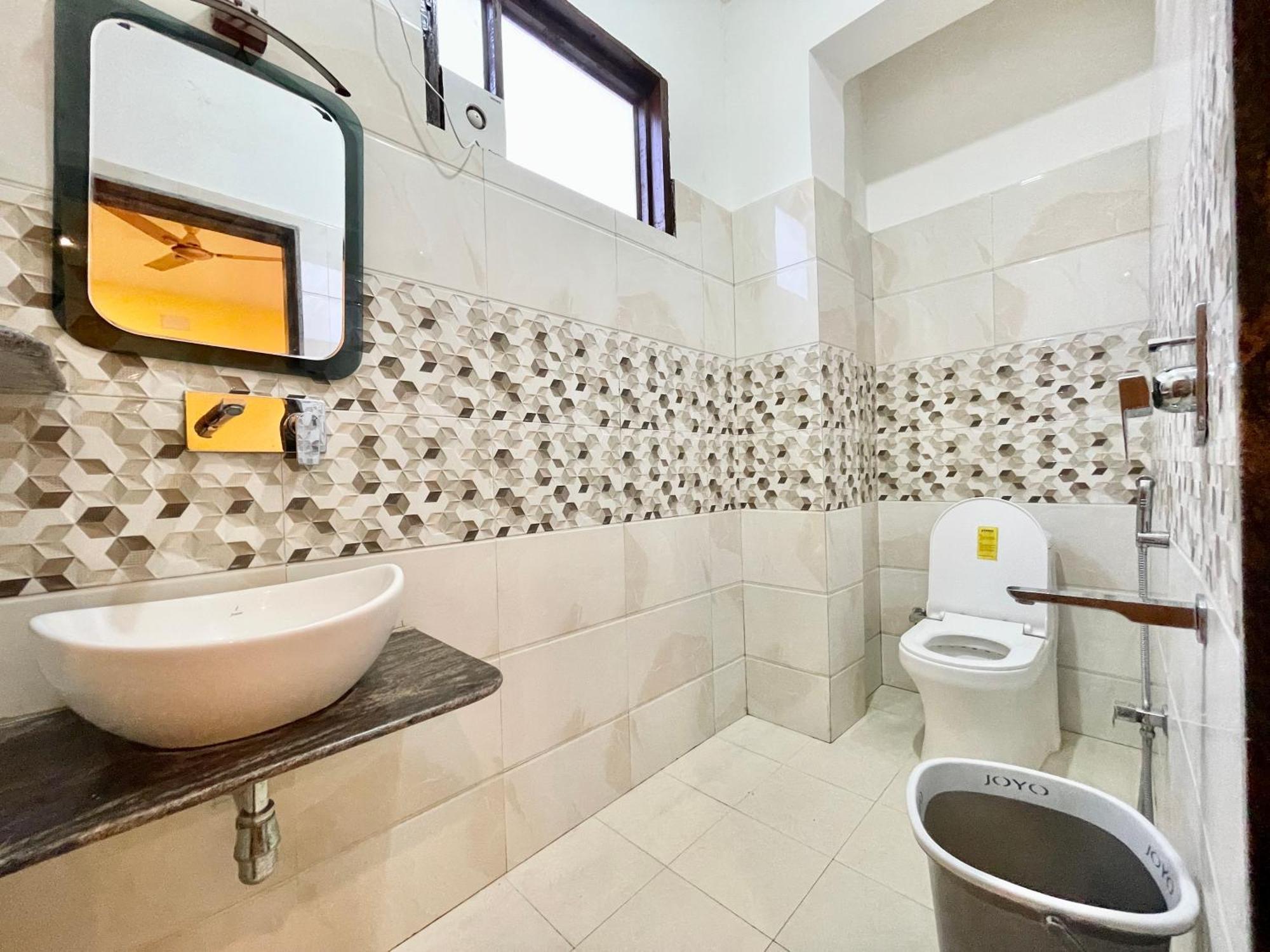 Hotel Shivam ! Varanasi होटल शिवम హోటల్ శివం ஹோட்டல் சிவம் Foreigner'S Choice ! Fully Air-Conditioned Hotel With Lift & Parking Availability, Near Kashi Vishwanath Temple, And Ganga Ghat, Best Hotel In Varanasi 2 エクステリア 写真