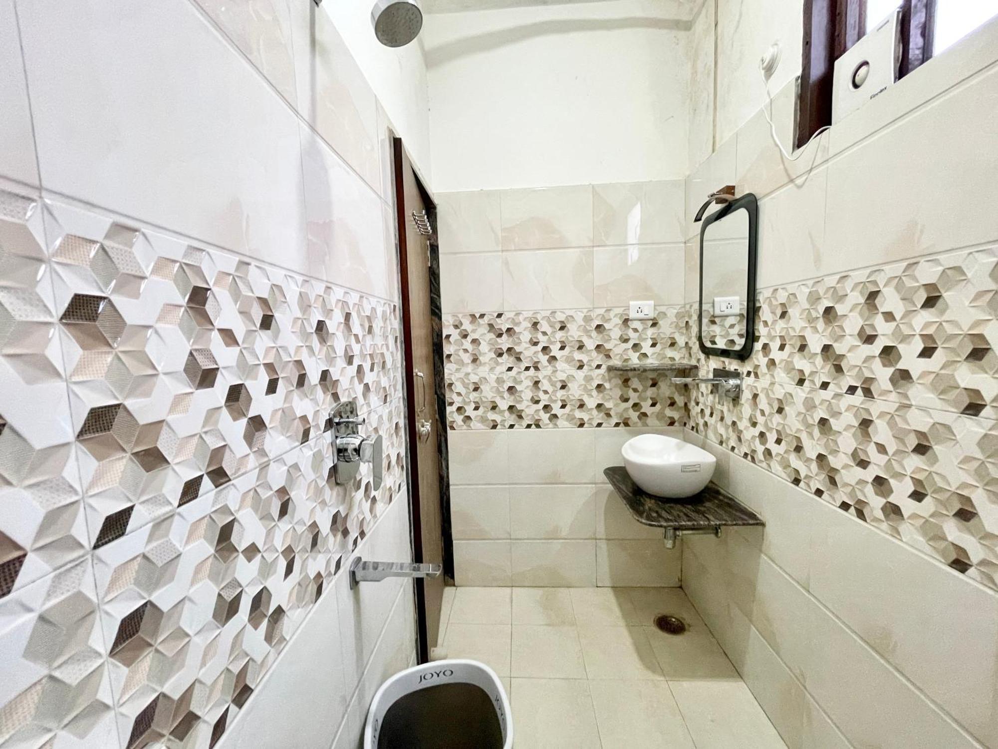 Hotel Shivam ! Varanasi होटल शिवम హోటల్ శివం ஹோட்டல் சிவம் Foreigner'S Choice ! Fully Air-Conditioned Hotel With Lift & Parking Availability, Near Kashi Vishwanath Temple, And Ganga Ghat, Best Hotel In Varanasi 2 エクステリア 写真